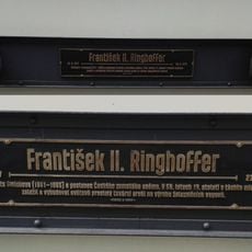 Pamětní deska Františka II. Ringhoffera na bývalé tovární hale na Smíchově