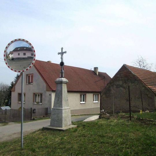 Kříž v Myslívu u zrcadla