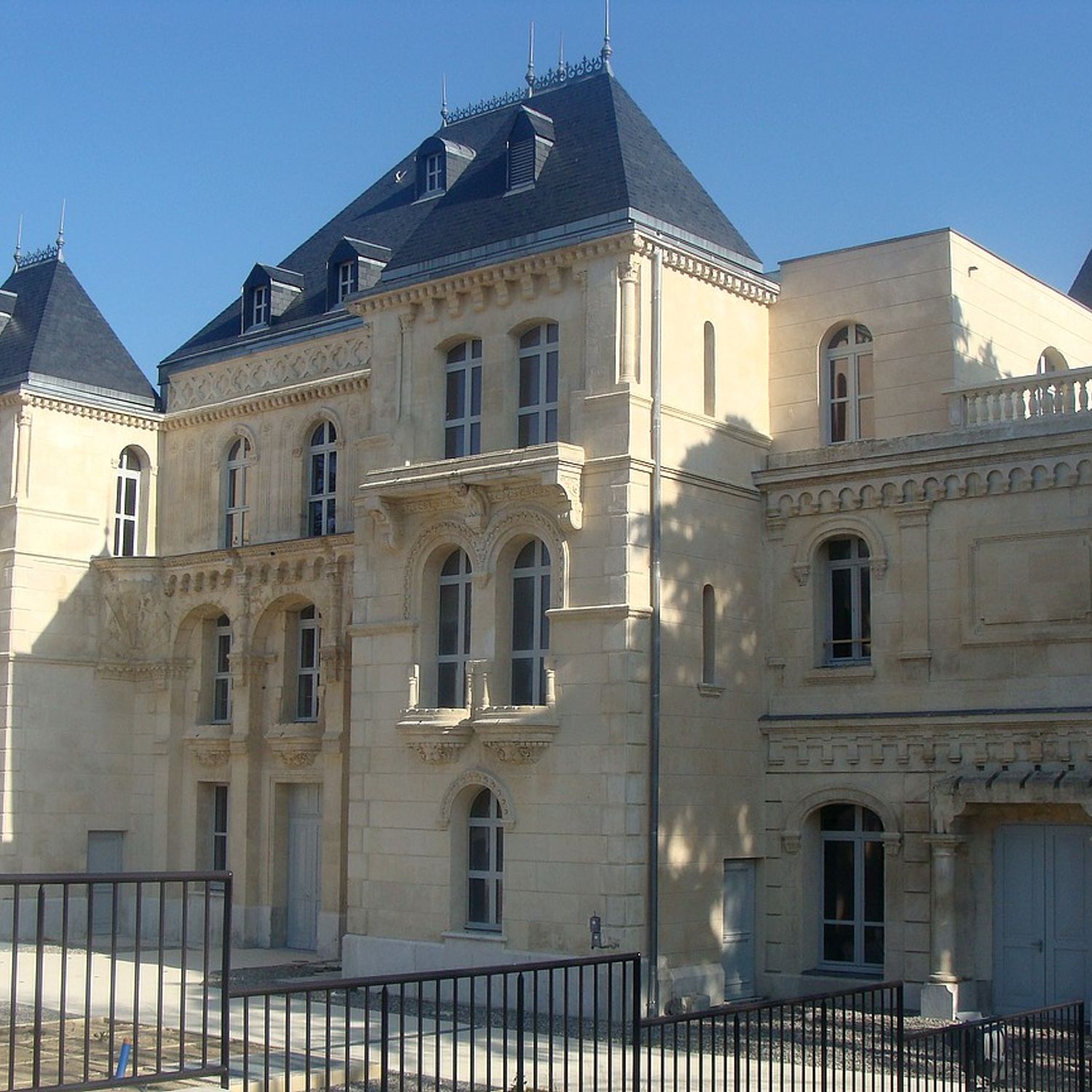 Château de la Buzine - Château et musée du cinéma dans le 11e ...