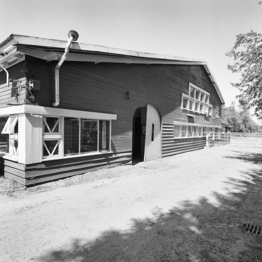 Manege opgetrokken uit deels gepotdekselde houten planken