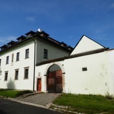 Kňažský domov, múr ohradný s bránami