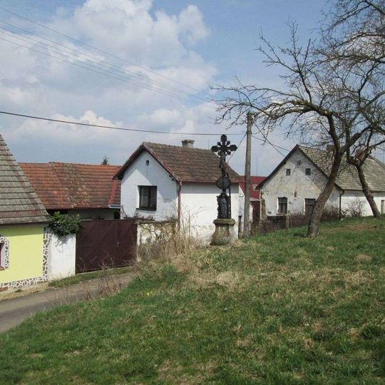 Kříž u Závsí na svahu