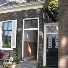 Twee dijkhuizen onder een dak, indeling vensters in Empirestijl