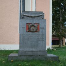Sachgesamtheit Kirche und Kirchhof Calbitz, mit folgenden Einzeldenkmalen: Kirche (mit Ausstattung), Kirchhof (Gartendenkmal), Kirchhofseinfriedung, ein Grabmal und Denkmal für die Gefallenen des Ersten Weltkrieges (siehe Einzeldenkmalliste - Obj. 0