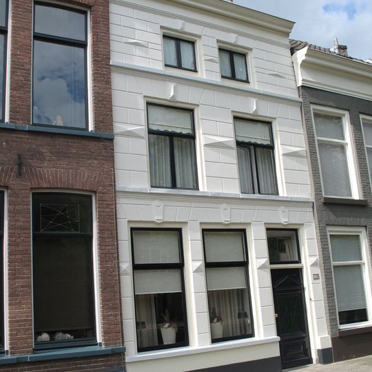 Pand met gepleisterde lijstgevel