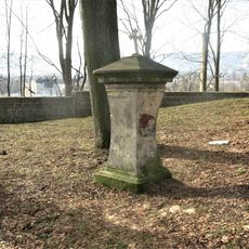 Kříž za kostelem v Rochlici