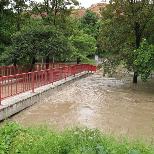 Lávka přes Botič v prodloužení Nezamyslovy ulice