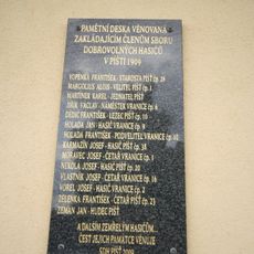 Pamětní deska zakládajícím členům sboru dobrovolných hasičů v Píšti