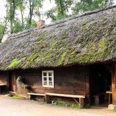 Drewniany dom wąskofrontowy, podcieniowy, z Pałuk, na terenie Muzeum Archeologicznego