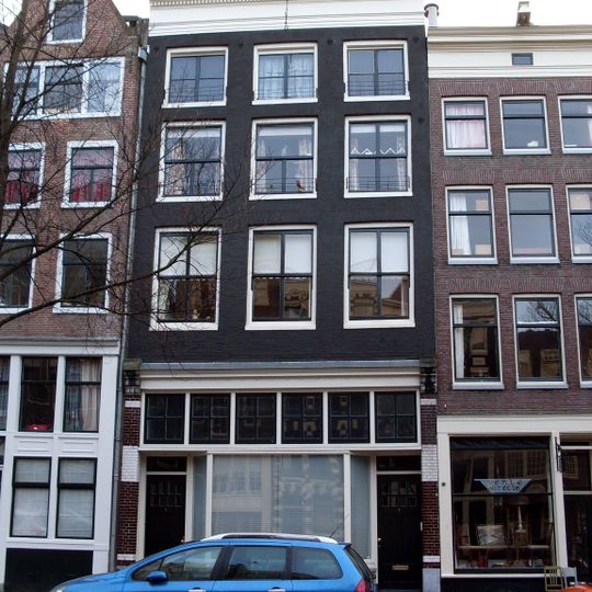 Huis met gevel onder rechte lijst