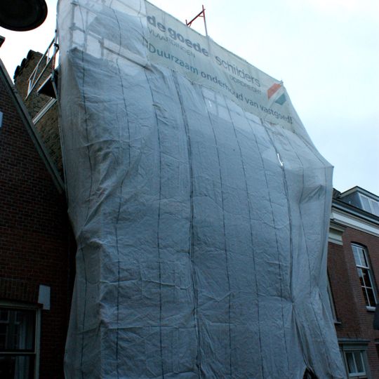 Pand met fraaie lijstgevel, in de kroonlijst gedateerd mdccxxxiii