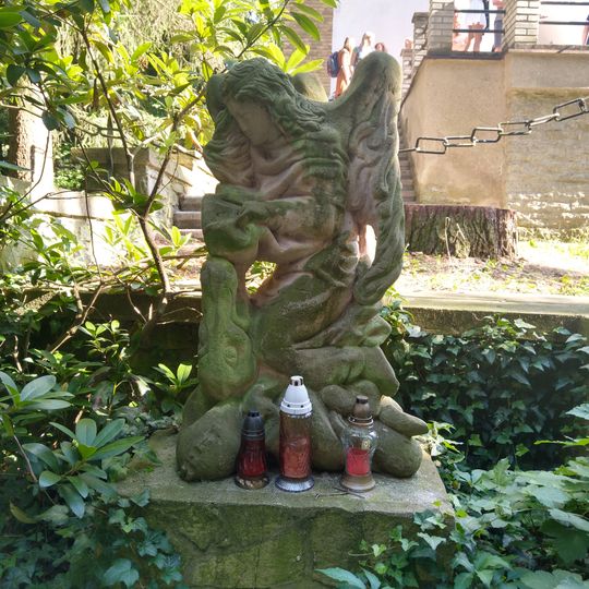 Soška před kostelem v Rokoli