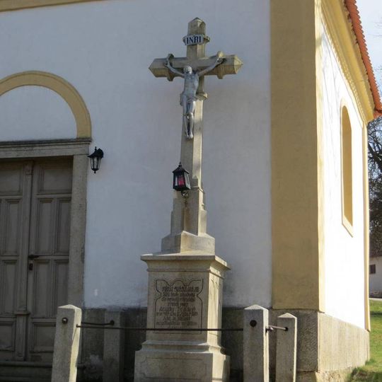 Kříž před kaplí v Dyjicích