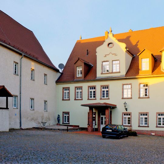 Gutsverwalterhaus und Herrenhaus eines Rittergutes Steinhof 1; 2