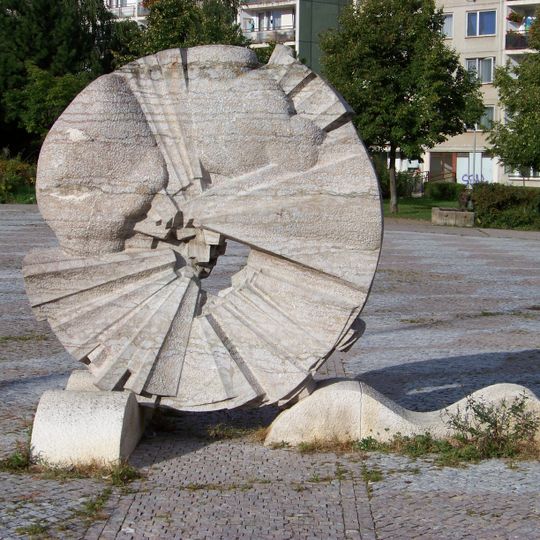 Kamenná plastika Slunce na Pošepného náměstí v Horních Roztylech