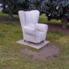 Betonová plastika Křeslo v parku Antonína Švehly v Říčanech