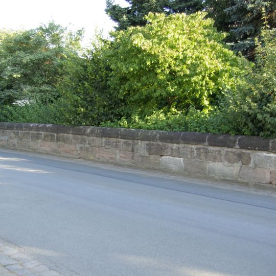 Hofmauer an der Straße