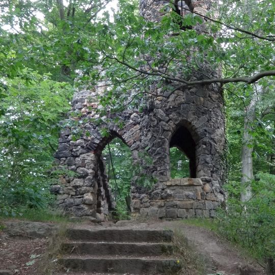 Reste einer mittelalterlichen Burganlage und künstliche Ruine Schloßberg -