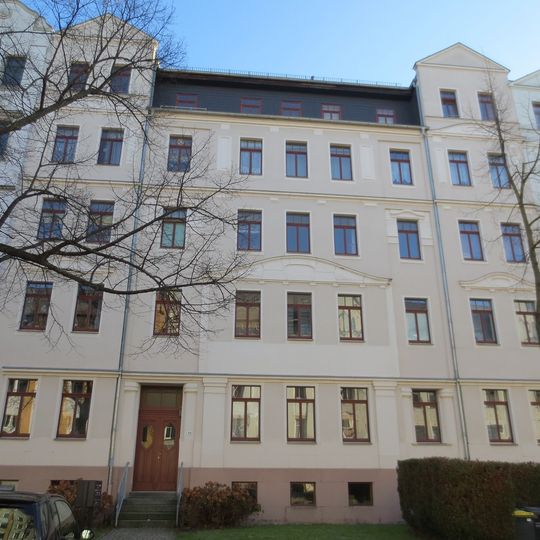 Mietshaus in geschlossener Bebauung mit Vorgarten Zeißstraße 18