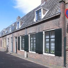 Laag huis onder rechte kroonlijst