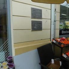 Pamětní deska Antonie Jelínkové na domě Bělohorská 272/13 na Břevnově