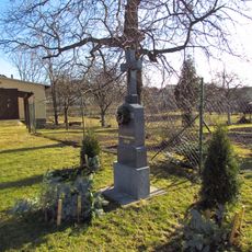 Kříž u obecního úřadu v Popůvkách