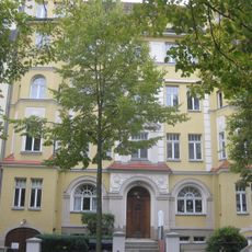Mietshaus in geschlossener Bebauung mit Einfriedung und Vorgarten Würzburger Straße 40
