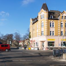 Wohn- und Geschäftshaus in offener Bebauung und in Ecklage, ehemalige Post Portitzer Straße 2