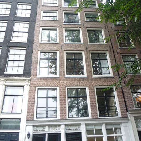 Pand met gevel onder rechte lijst met consoles