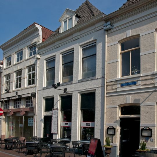 Pand met bakstenen gevel en rechte kroonlijst