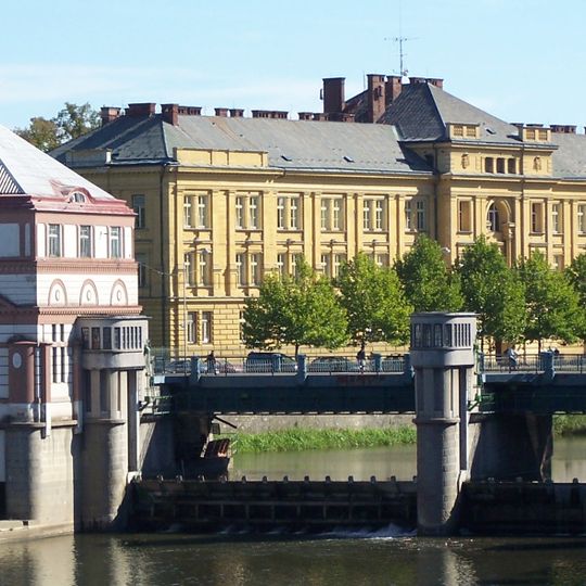 Moravský most s jezem a elektrárnou