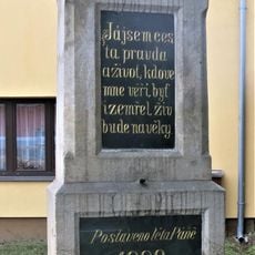 Kříž u domu Revoluční 15 ve Velkém Oseku