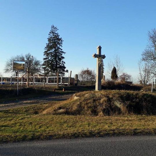 Kříž ve východní části Líšnice u rozcestí