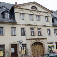 Ackerbürgerhof mit ehemaligem Ackerbürgerhaus (Vorderhaus, heute Wohnhaus), einem Hintergebäude und dem Gartenhaus in geschlossener Bebauung Freiberger Straße 9