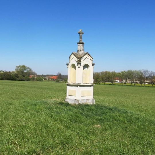 Čtyřboká kaplička v poli jižně od Mělnického Vtelna