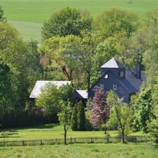 Wohnmühlenhaus (mit Mühlentechnik), daran angebautes Seitengebäude, Mühlgraben und Teich eines Mühlenanwesens Schwarzbach (Elterlein)
