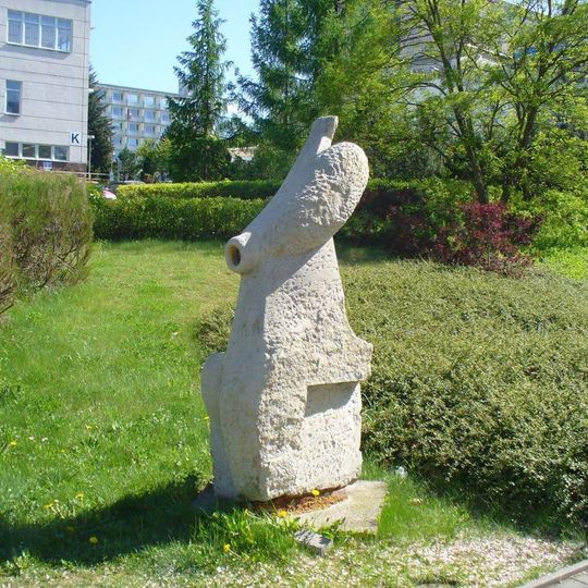 Kamenná plastika v areálu Masarykovy nemocnice