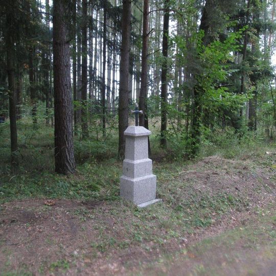 Kříž východně od Pačejova na rozcestí v lese