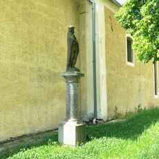 Socha spoutaného Ježíše u kostela v Úhošťanech