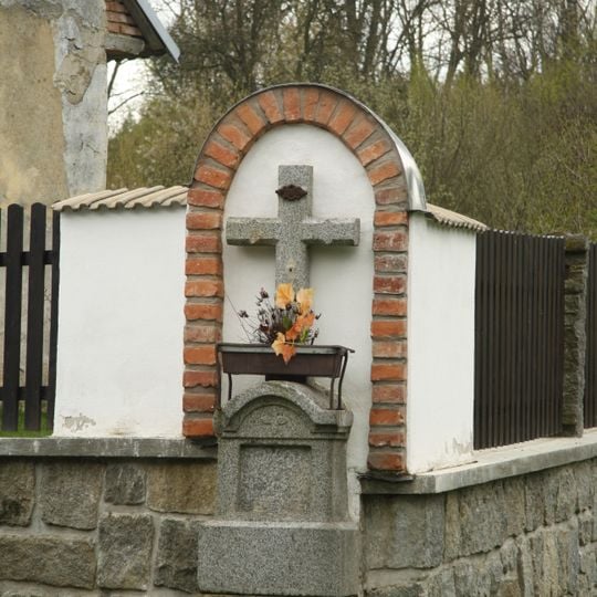 Kříž ve zdi plotu ve Vlčnově