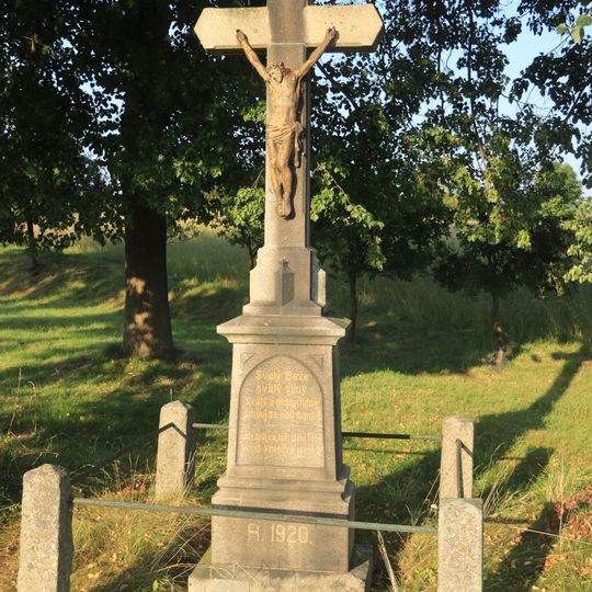 Kříž u silnice u Náramče