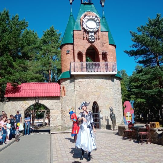 Арка главного входа с башней «Оловянный солдатик»