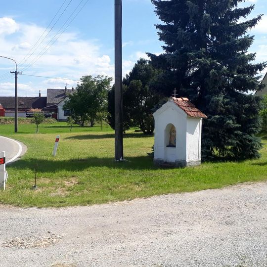 Kaplička v Bošilci u křižovatky
