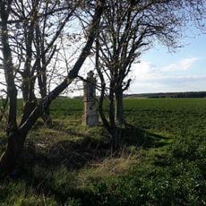 Kříž u Číhané v remízku v poli