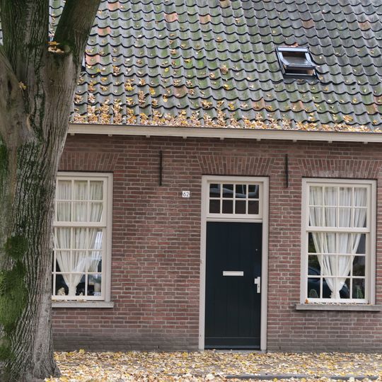 Wevershuisje, onder pannen zadeldak, dat een geheel uitmaakt met dat over de belendende panden