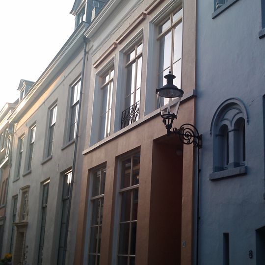 Pand met gepleisterde lijstgevel