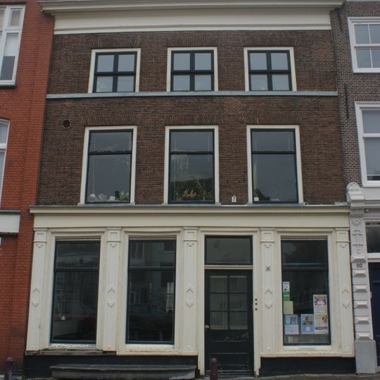 Pand met brede gevel met rechte kroonlijst, oorspronkelijk ouder huis. 19e-eeuwse onderpui