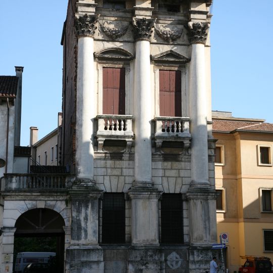 Palazzo Porto in piazza Castello