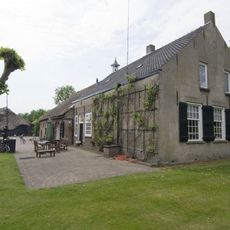 Oude Beekhoek: waterput met boom en putmik