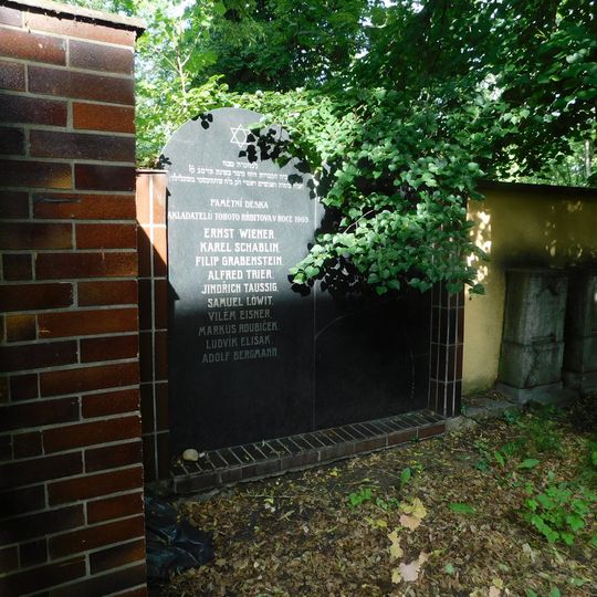 Pamětní deska zakladatelům Nového židovského hřbitova na Smíchově